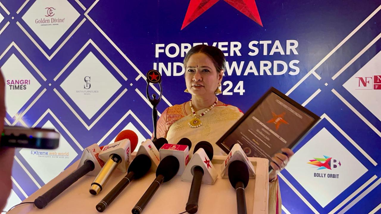 Dr. Reshma Jain holding the Super Woman Award plaque at a Forever Star India Awards 2024 press conference